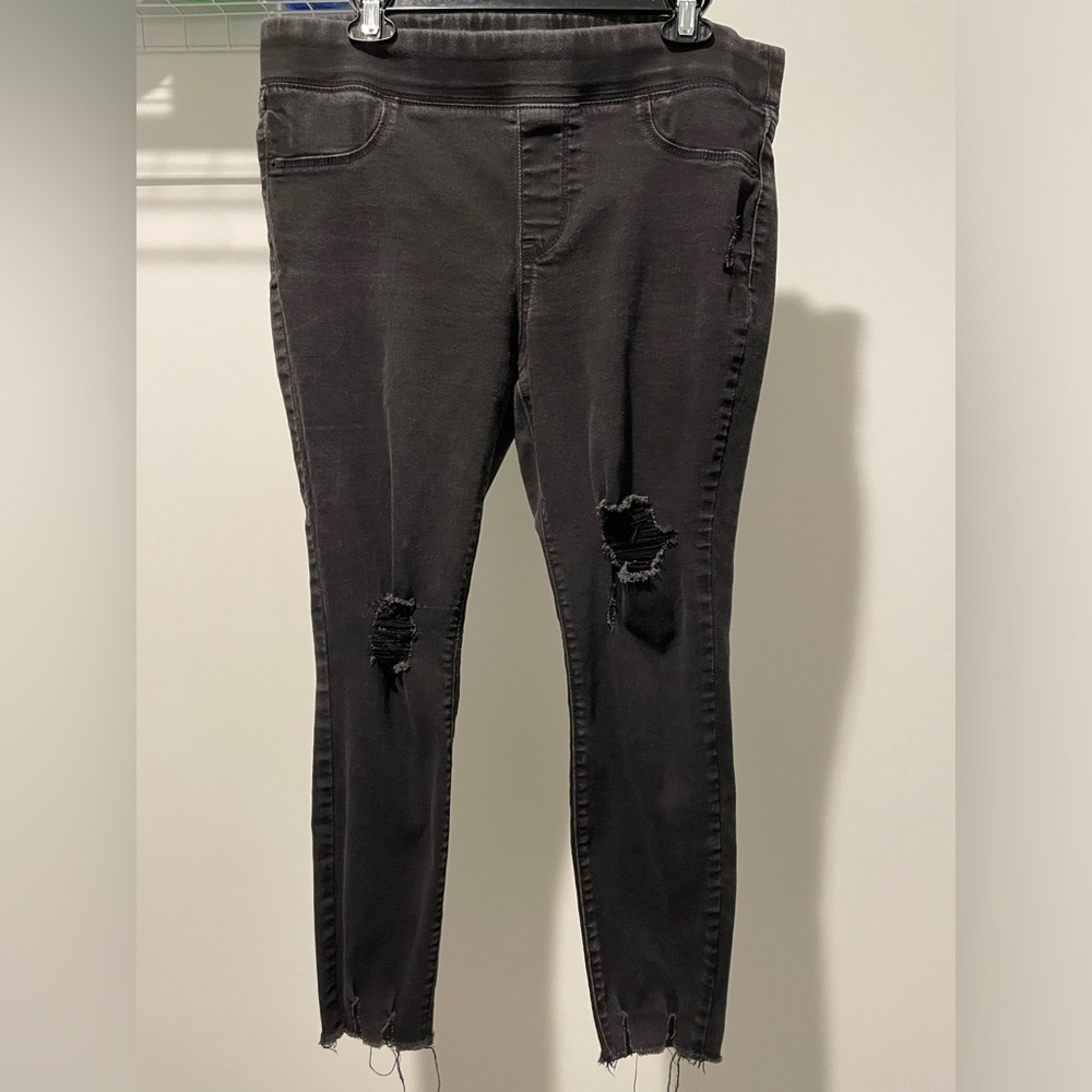 Black Old Navy ripped Rockstar pull on ankle jeggings. Size 14.